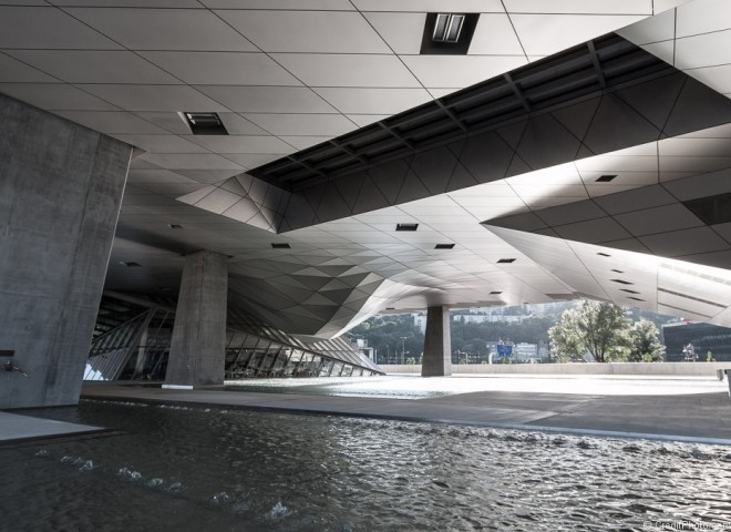 Musée des Confluences en 256 nuances de gris